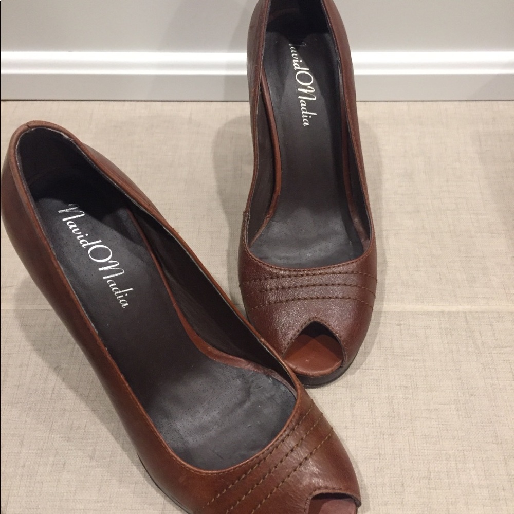 Leather gently worn peep-toe pumps